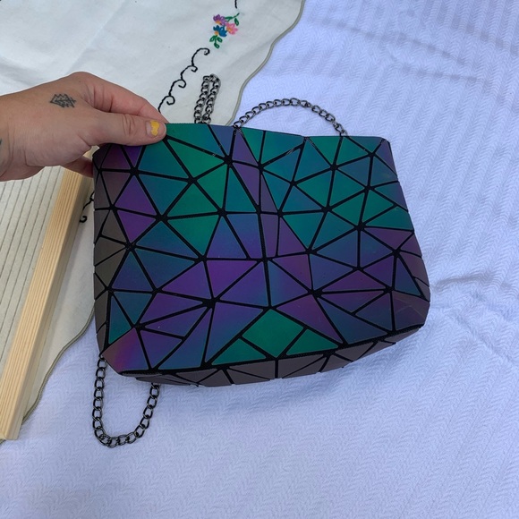 Geometric color shifting purse - Picture 2 of 4